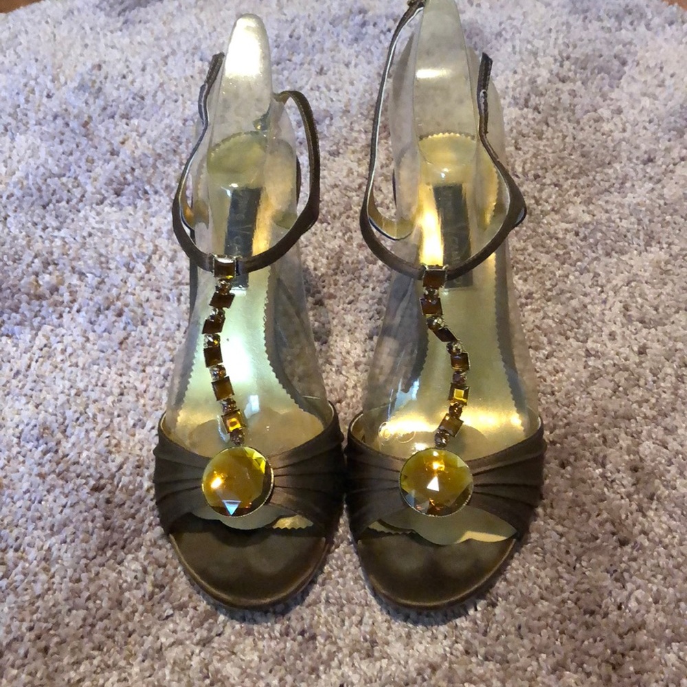 Vince Camuto brown satin and jewels size 8